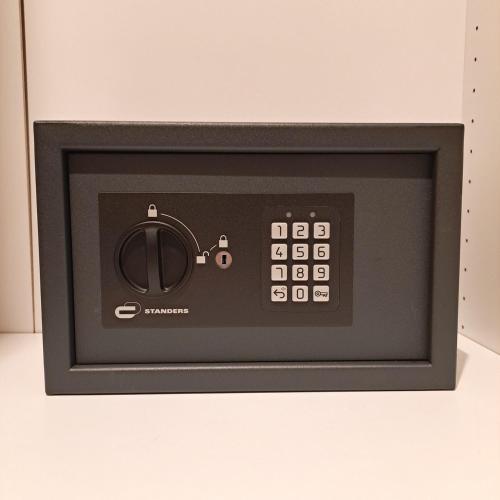 a microwave oven sitting on top of a counter at Casa da Praça in Miranda do Douro