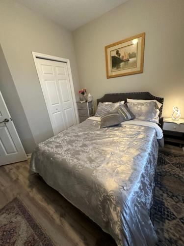 リーハイ・エイカーズにあるQuiet room in a family homeのベッドルーム1室(白い掛け布団付きのベッド1台付)