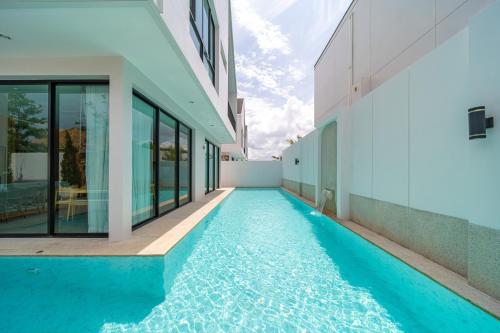 Bazén v ubytování 4 bedrooms Light luxury modern villa Large space 15m L-shaped swimming pool Family and friends vacation nebo v jeho okolí