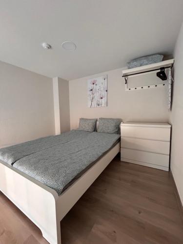 une chambre avec un lit dans une pièce blanche dans l'établissement Urban Nest Palanga, à Palanga
