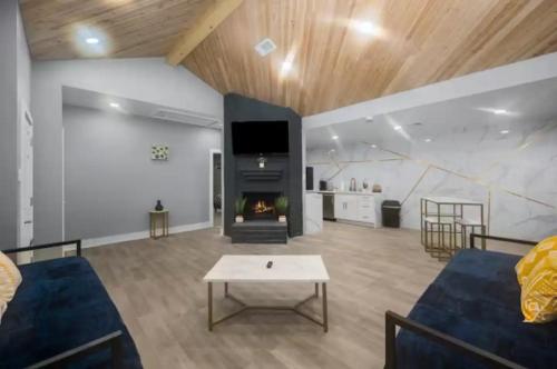 a living room with a couch and a fireplace at Spacious 1BR Galleria Apt with Pool & Free Park in Houston