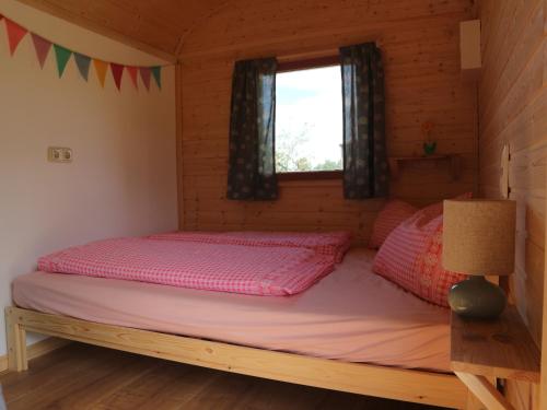 Postel nebo postele na pokoji v ubytování Löwenzahn-Lodge