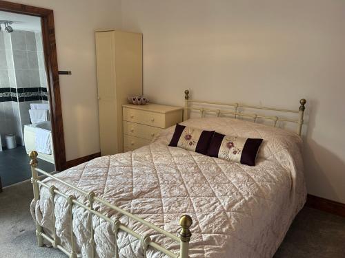 En eller flere senge i et værelse på Seashells Cottage