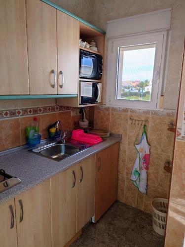 Η κουζίνα ή μικρή κουζίνα στο Ciudad Quesada apartamento independiente en finca con piscina compartida
