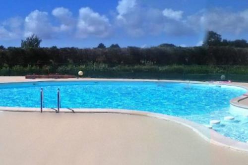 une grande piscine avec de l'eau bleue dans l'établissement La Parenthèse, à Pornic