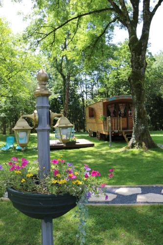 a garden with a bird feeder and a train at Les roulottes a Sandie in Thionville