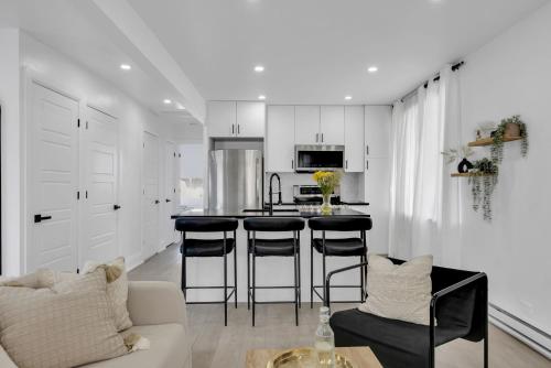 Φωτογραφία από το άλμπουμ του Modern 2BR Apt Near Downtown Ottawa FREE PARKING στην Οττάβα