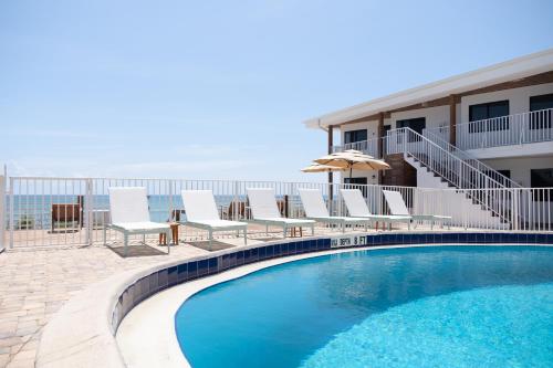 Bazén v ubytování Melbourne Beach Resort & Surf Club nebo v jeho okolí