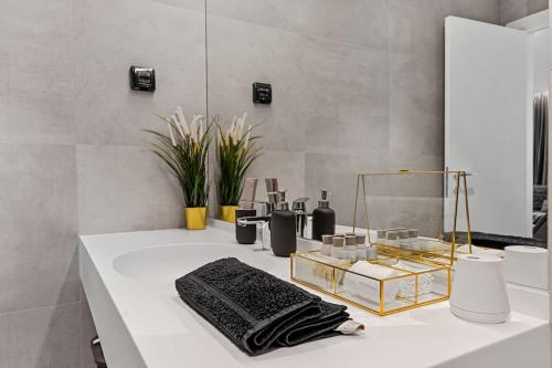 y baño con bañera, espejo y lavamanos. en Luxurious Vibe In the Business Center, City Views, en Bucarest