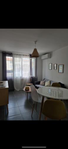 un salon avec une table et un canapé dans l'établissement Superbe appartement Corte, à Corte