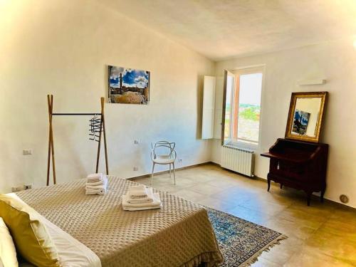 Postel nebo postele na pokoji v ubytování Dimora con finestra sui tetti di Siena