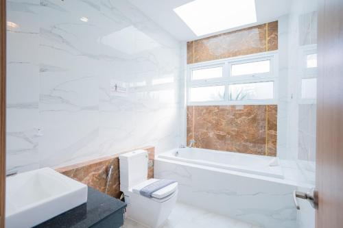 un bagno con un water, una vasca e un lavandino di Banana Tree House Pool Villa Na Jomtien a Na Jomtien