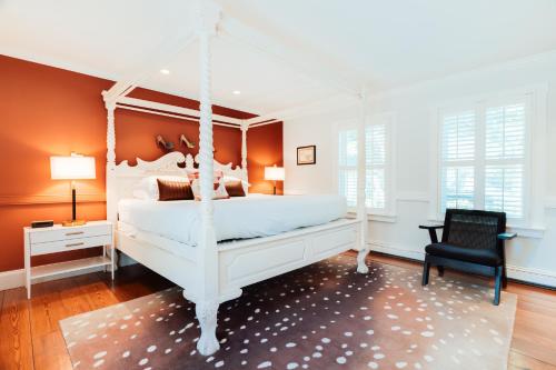 Postel nebo postele na pokoji v ubytování Ellery Hotel Provincetown