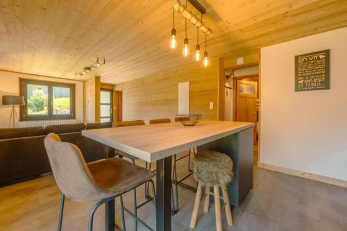 une salle à manger avec une table et des chaises en bois dans l'établissement Etoile des Vents 1, à Morzine