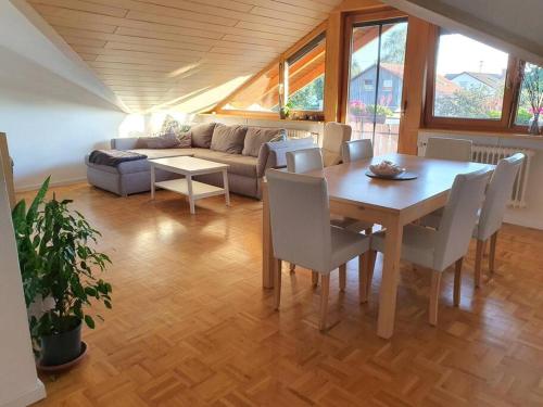 Ruang duduk di Gemütliche Wohnung bei Bad Waldsee mit Balkon