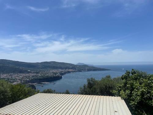 メータにあるLa casetta di Bellatrix Montechiaroの大水の景色