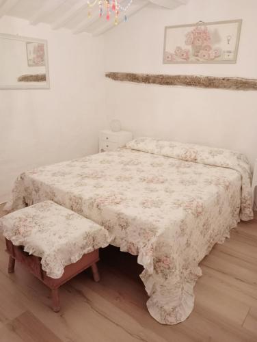 a white room with a table with a floral table cloth at Il giardino dei sogni in Montefortino