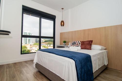 Ένα ή περισσότερα κρεβάτια σε δωμάτιο στο Apt moderno a uma quadra da Praia Brava VT4055