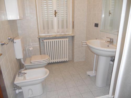 een badkamer met 2 toiletten en een wastafel bij Il Frutteto in Chieri