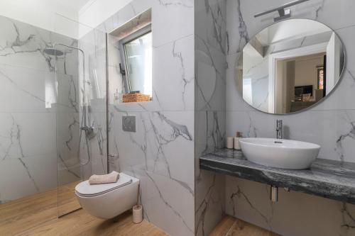 イエラペトラにあるBelvedere Villaの洗面台、トイレ、鏡のあるバスルーム