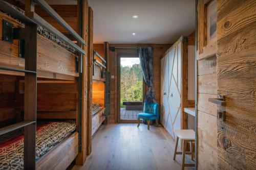 a room with two bunk beds and a blue chair at Chalet K1027 - OVO Network in Cordon