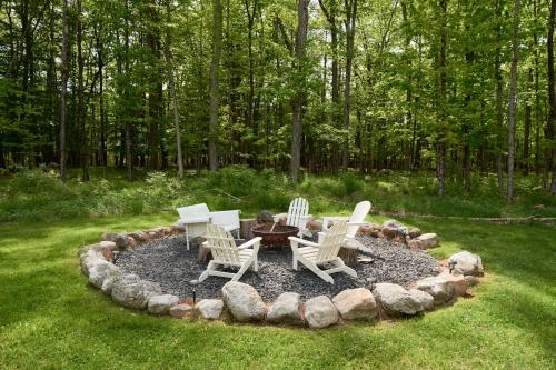 Taman di luar Private Hot Tub Eclectic Ulster County Cabin