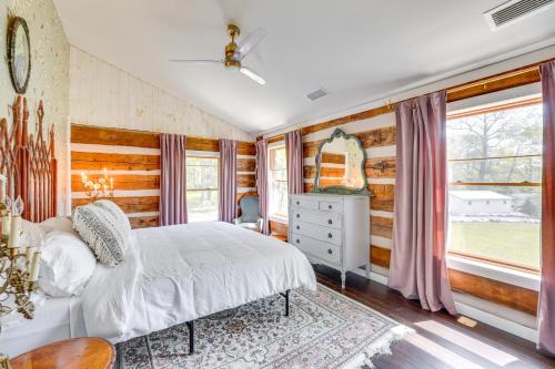 Katil atau katil-katil dalam bilik di Private Hot Tub Eclectic Ulster County Cabin