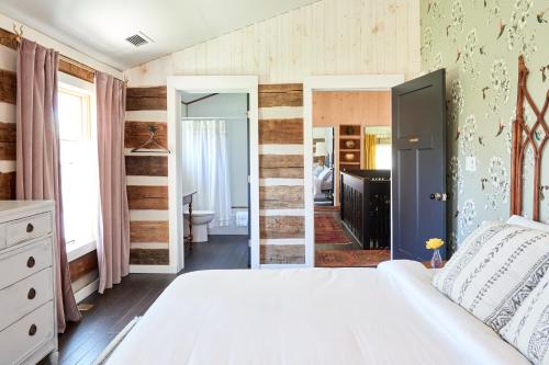 Katil atau katil-katil dalam bilik di Private Hot Tub Eclectic Ulster County Cabin