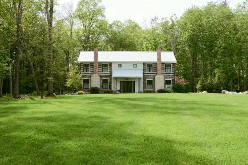 Taman di luar Private Hot Tub Eclectic Ulster County Cabin