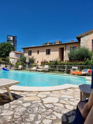 Piscina de la sau aproape de Appartamento La Collina