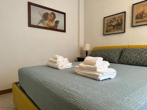 a room with a bed with towels on it at Casa di Peppa in Sanremo