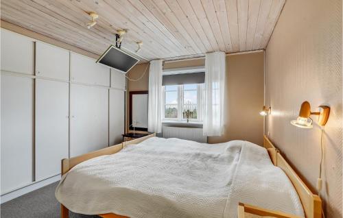 a bedroom with a large bed and a window at Gorgeous Home In Lemvig With Wifi in Lemvig