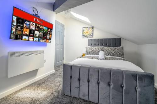 a bedroom with a large bed in a room at -3F421- For your Relaxed, Cosy stay, Free Parking in Batley