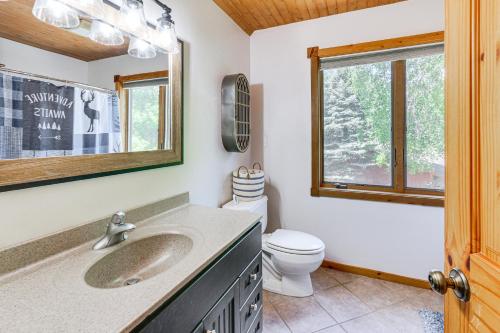 Ένα μπάνιο στο Lakefront Tower Home with Shared Dock!