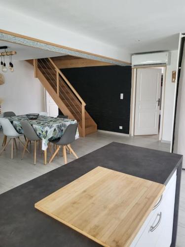 une cuisine avec une table et une salle à manger dans l'établissement Au cœur de la nature Le cerf, à Saint-Vincent-Jalmoutiers