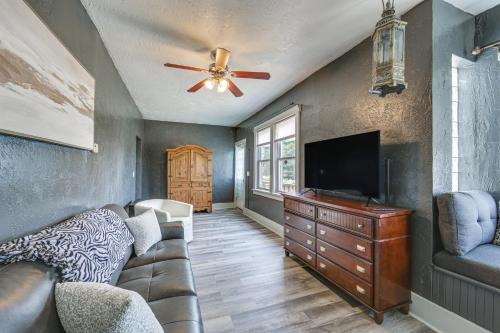 Μια τηλεόραση ή/και κέντρο ψυχαγωγίας στο Updated New Kensington Home with Deck 22 Mi to PGH!