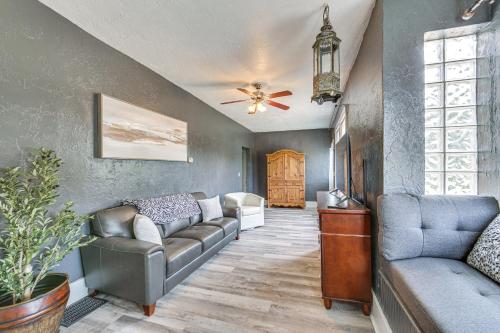 Χώρος καθιστικού στο Updated New Kensington Home with Deck 22 Mi to PGH!