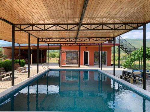 Bazén v ubytování Ranch Cozy Inn nebo v jeho okolí