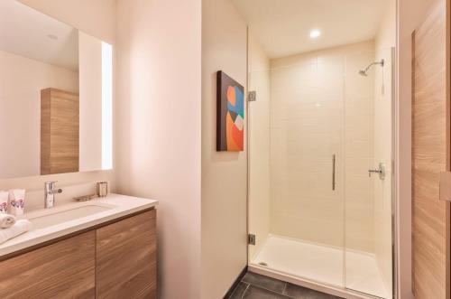 Bany a Gorgeous Apt with Pool Views