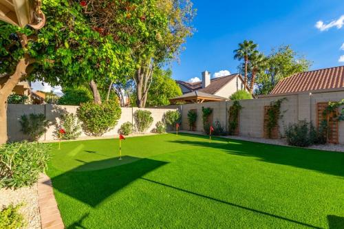 a yard with green grass and a house at Elegant Luxury Villa Wheated Pool Outdoor Fun in Chandler