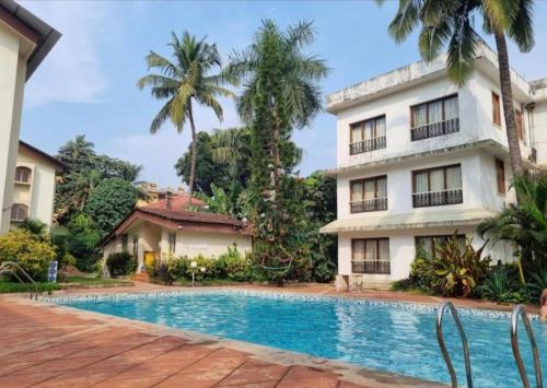 Bazén v ubytování Poolside Apartment - Bliss by the Pool Candolim Goa nebo v jeho okolí