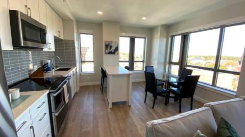 Kuchyň nebo kuchyňský kout v ubytování Spacious Apt Downtown