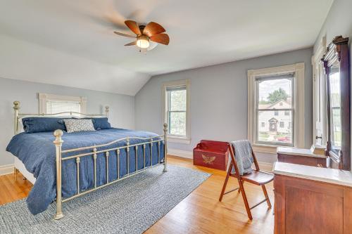 Un dormitorio con una cama y un ventilador de techo. en Charming Home 3 Blocks to Winona State University, en Winona