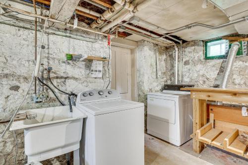 Una cocina con estufa, lavadora y secadora. en Charming Home 3 Blocks to Winona State University, en Winona