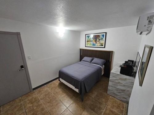 Un pat sau paturi într-o cameră la Santurce Studios Centrally Located 4