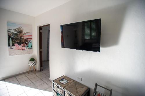 Televisyen dan/atau pusat hiburan di White Paradise Beach House