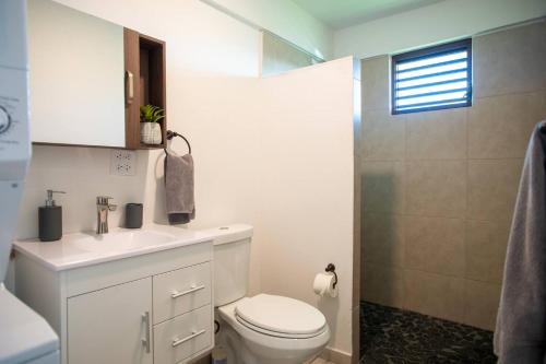 Bilik mandi di White Paradise Beach House
