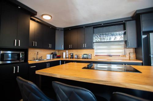Una cocina o zona de cocina en White Paradise Seaside Haven Relax and Unwind