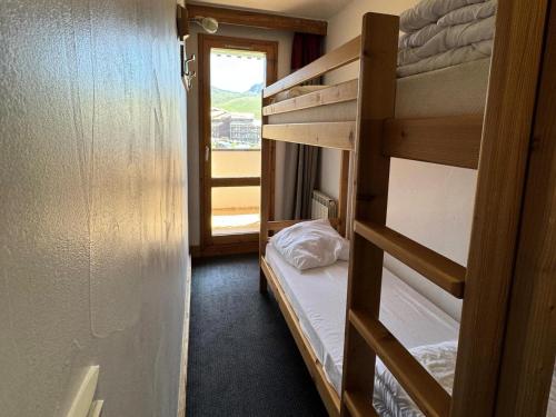 une chambre avec deux lits superposés et une fenêtre dans l'établissement Résidence Le Centaure - 2 Pièces pour 4 Personnes 681, à Aime La Plagne
