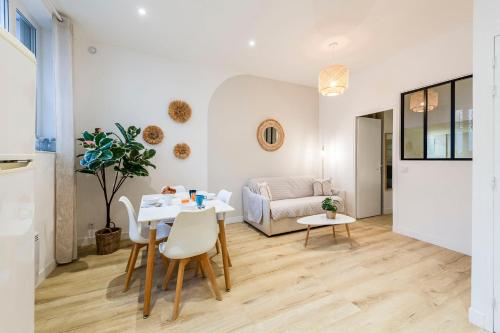 un salon avec une table et un canapé dans l'établissement BELLE DE MAI - Gare st Charles, à Marseille